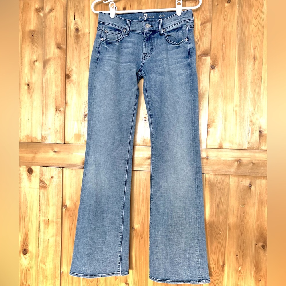 Women’s 7 FAM Lexie petite bootcut jeans. Slight stretch, light blue. Size 26/32